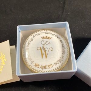 Commemorative England fine bone China 22k gold finish ring holder Prince William